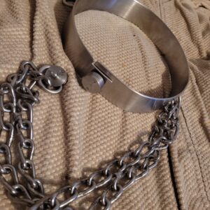 Oberschenkelmanschette mit einklickbarer Kette, Schnappschlossverschluss und einem D-Ring