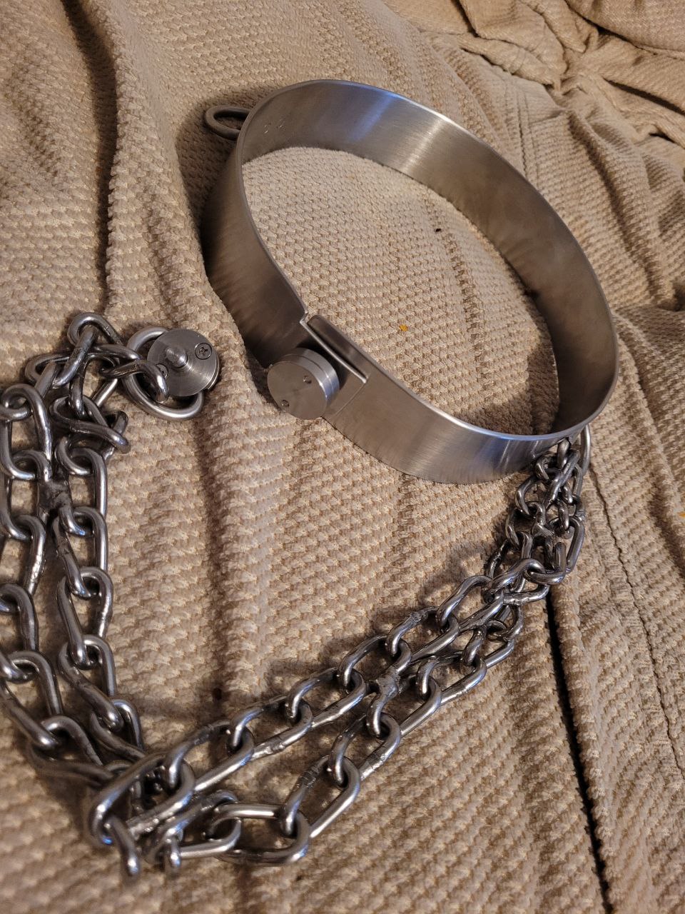 Schenkelband Metall Oberschenkelmanschette mit einklickbarer Kette, Schnappschlossverschluss und einem D-Ring